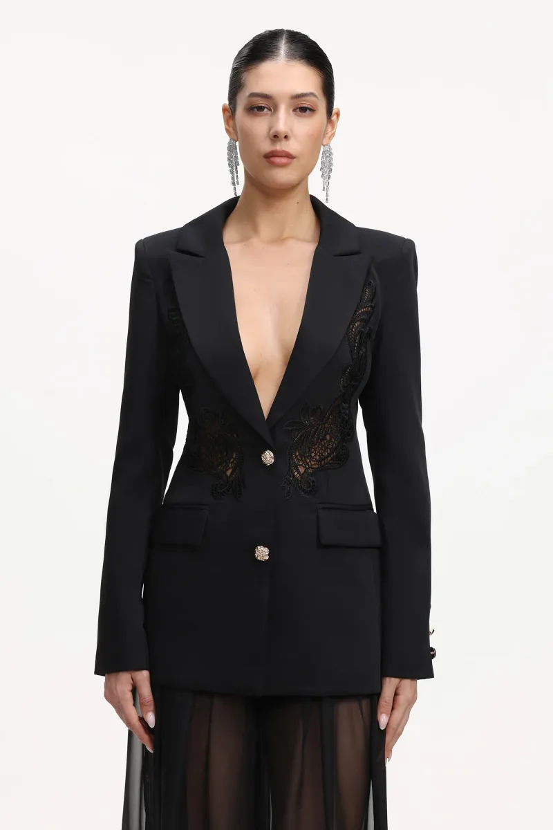 Blazer Huresa com Manga Longa e Detalhe em Renda