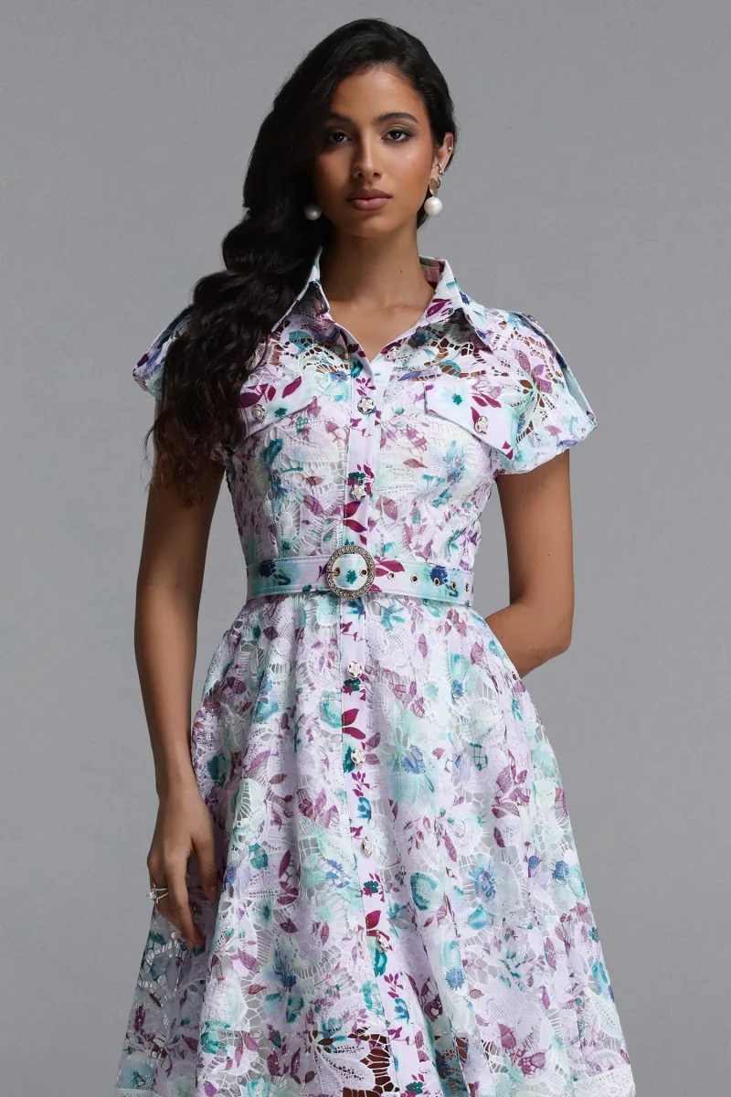 Vestido Mini Torill em Renda Floral com Manga Curta e Cintura Marcada