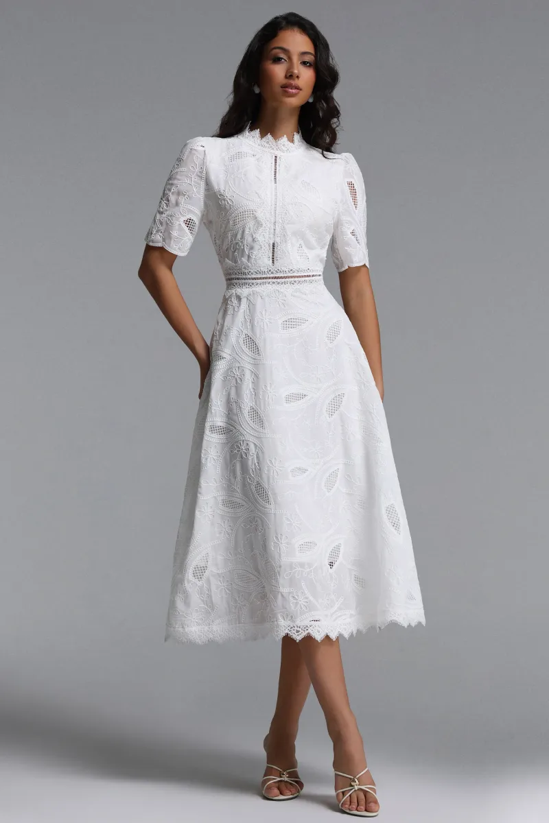 Vestido Midi em Renda Floral Bordada com Manga Curta e Cintura Marcada