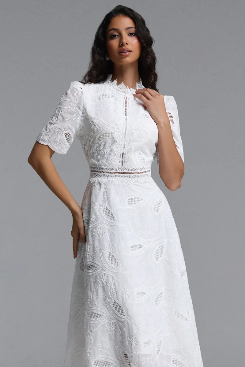 Vestido Midi em Renda Floral Bordada com Manga Curta e Cintura Marcada