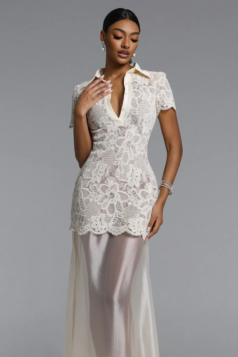 Conjunto Locia Elegante com Top em Renda Abotoado e Saia em Cetim