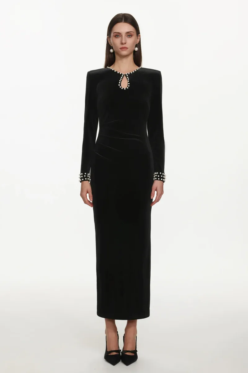 Maxi Dress Omega Classic com Recorte e Pérolas em Veludo