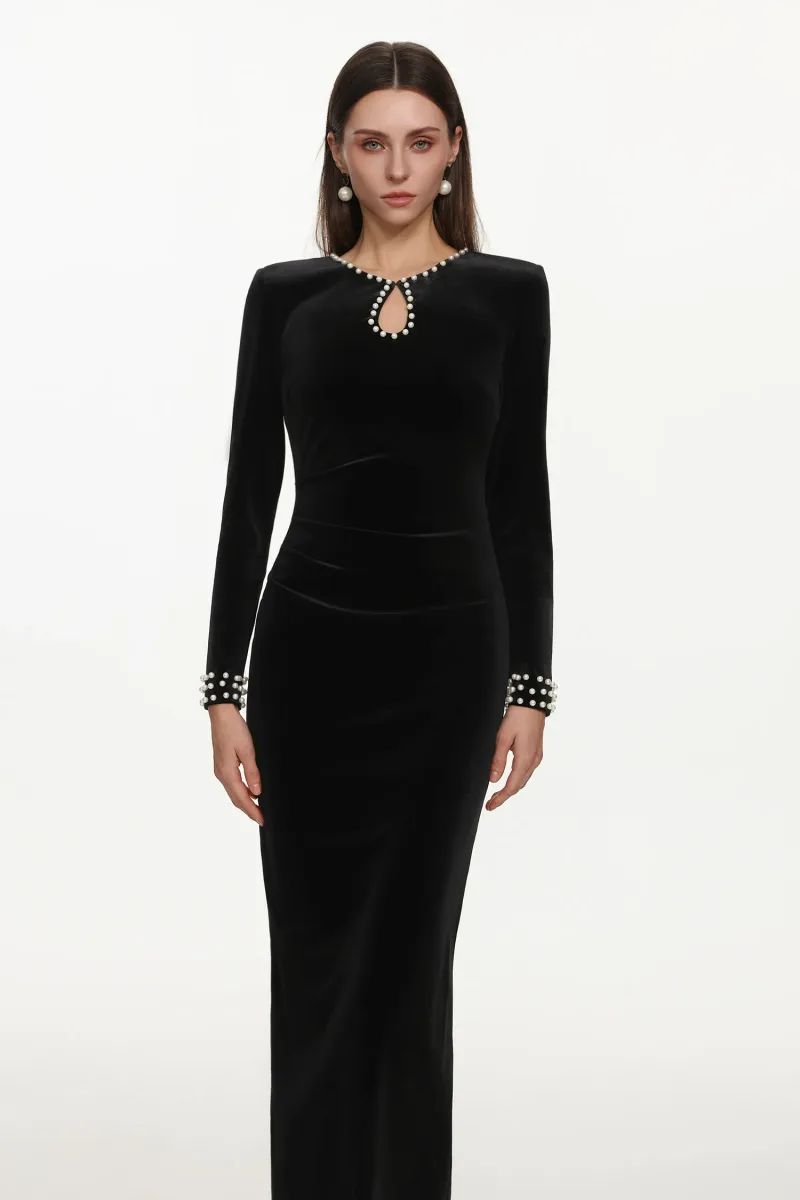 Maxi Dress Omega Classic com Recorte e Pérolas em Veludo