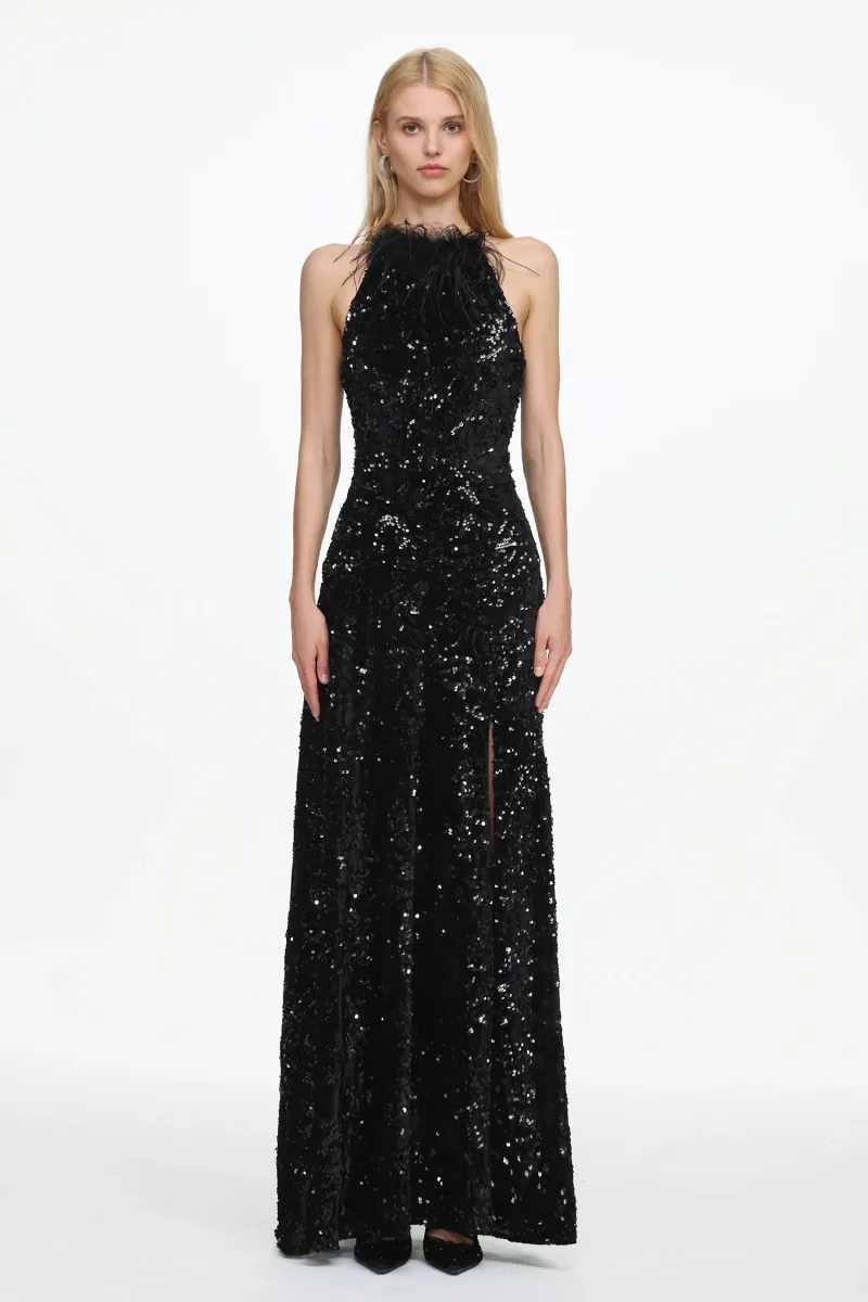 Vestido Maxi Contour sem Mangas em Paetê Veludo com Pluma e Abertura Alta
