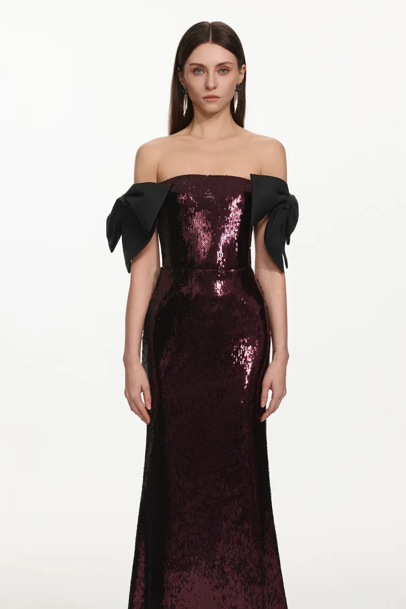 Vestido Maxi Uzaco em Paetê com Ombros à Mostra e Laço