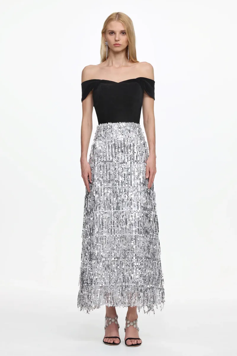 Vestido Maxi Merrit Glamouroso com Ombro a Ombro e Franjas de Veludo
