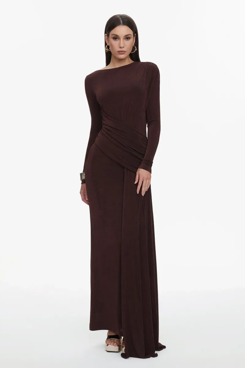 Vestido Maxi Skyler em Malha Marrom com Manga Longa e Fenda Alta