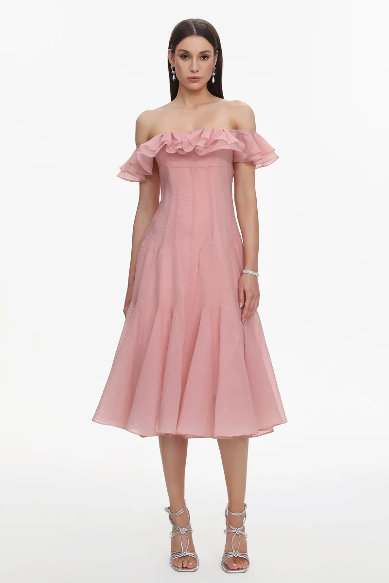 Vestido Midi Wika com Ombros à Mostra e Babado Fluido
