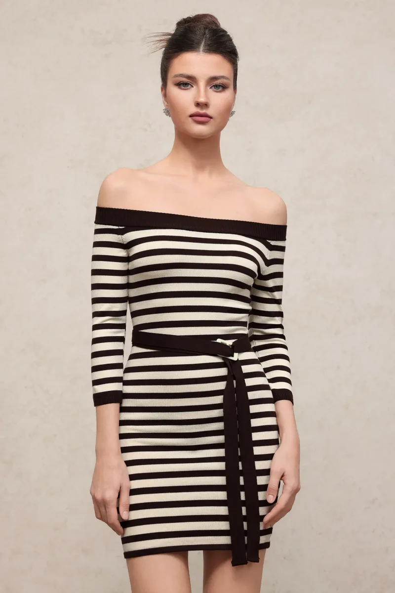Vestido Mini Traci Chic com Ombro a Ombro, Manga Longa e Listras em Tricô