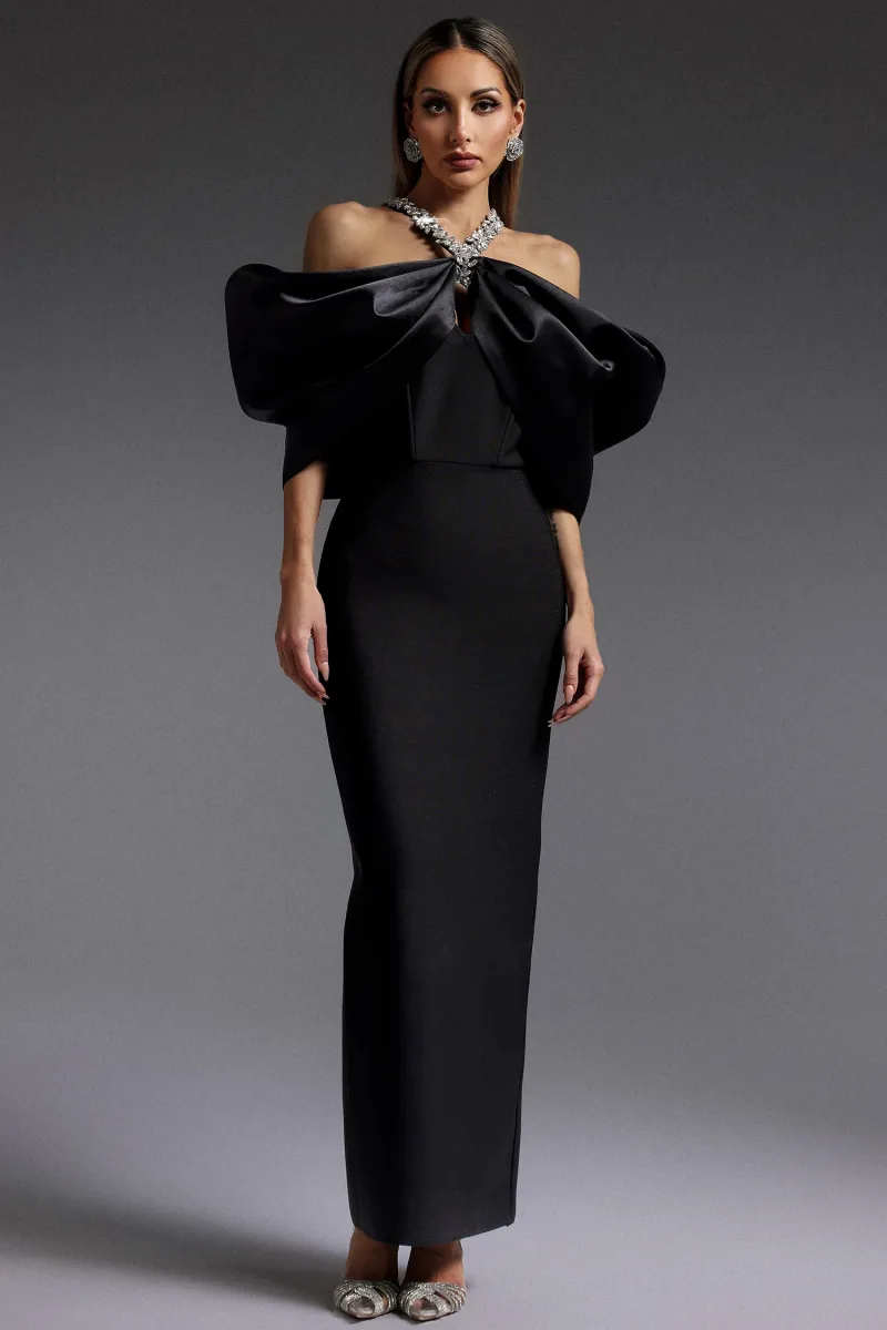 Vestido Maxi Sloan com Halter, Ombros à Mostra e Cristais