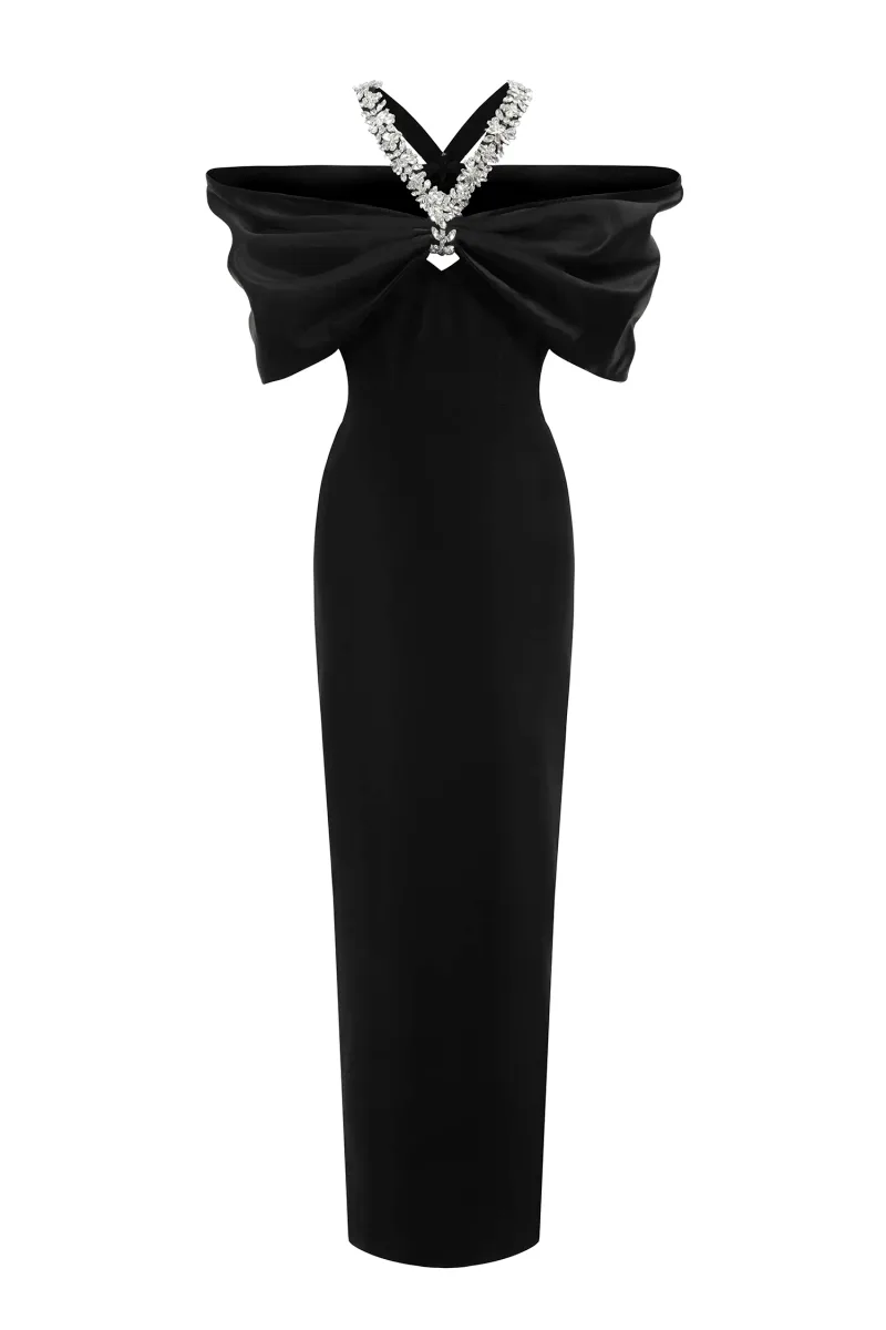 Vestido Maxi Sloan com Halter, Ombros à Mostra e Cristais