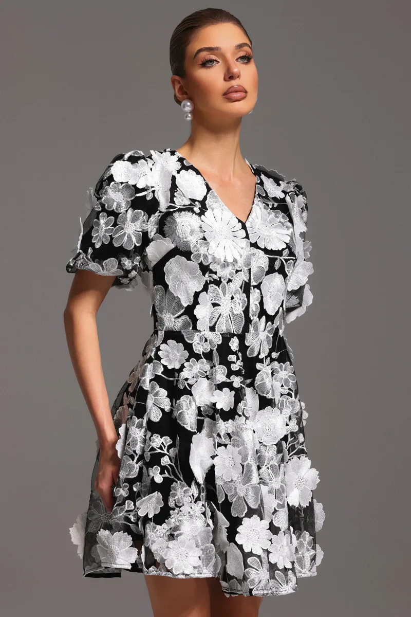 Vestido Mini Laly com Mangas Curtas e Decote em V com Flores