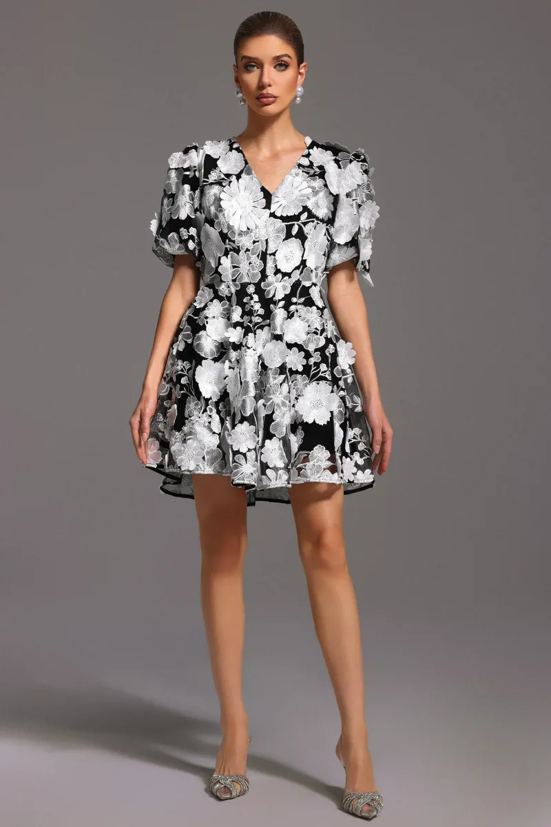 Vestido Mini Laly com Mangas Curtas e Decote em V com Flores