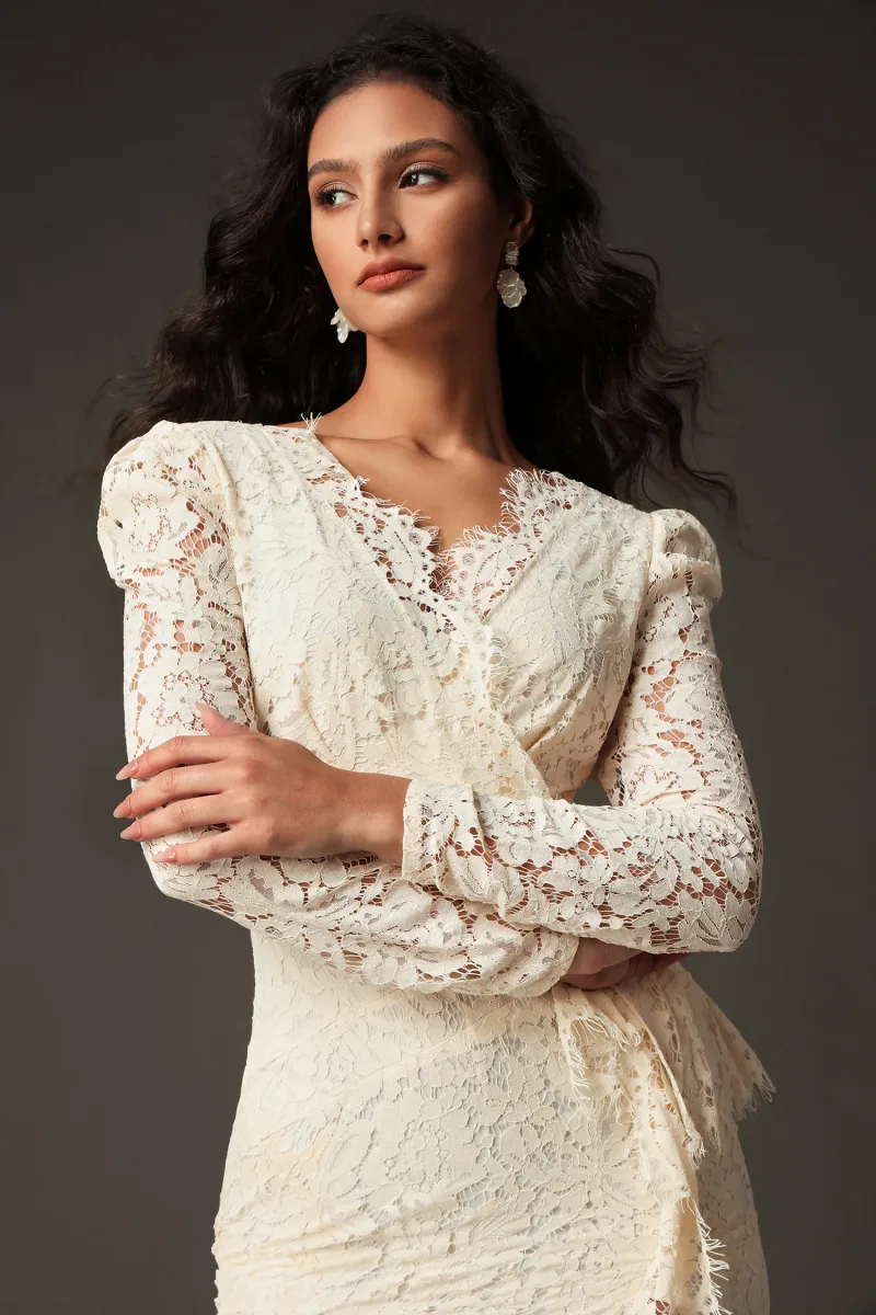 Vestido Midi Elsa com Renda, Decote V e Manga Longa com Fenda