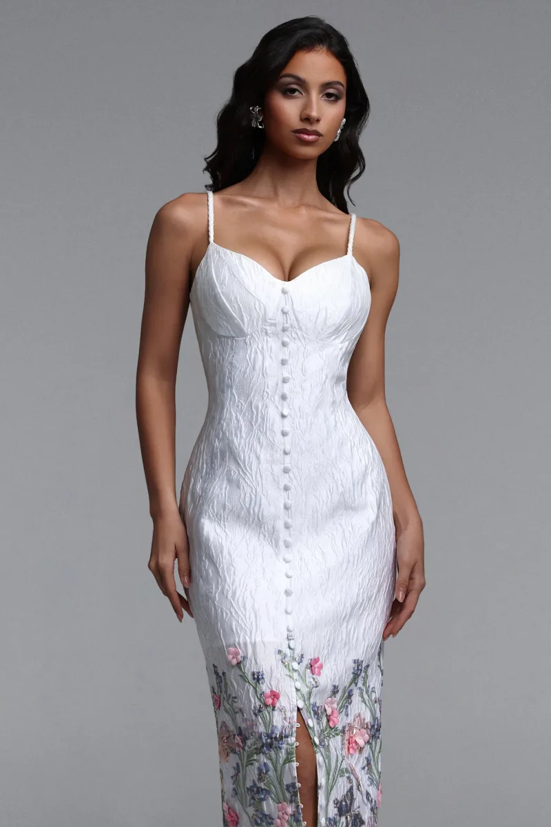 Vestido Maxi Rola Resort com Bordado Floral e Cintura Marcada