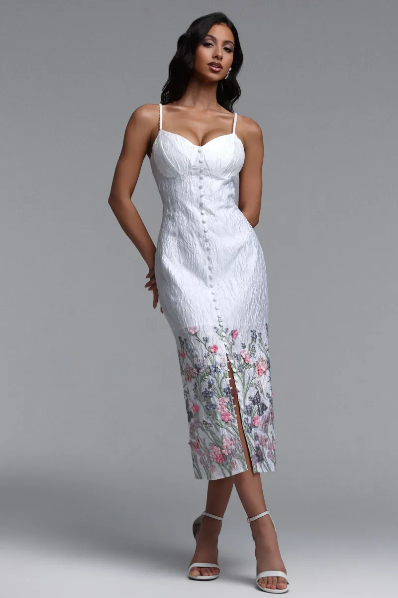 Vestido Maxi Rola Resort com Bordado Floral e Cintura Marcada