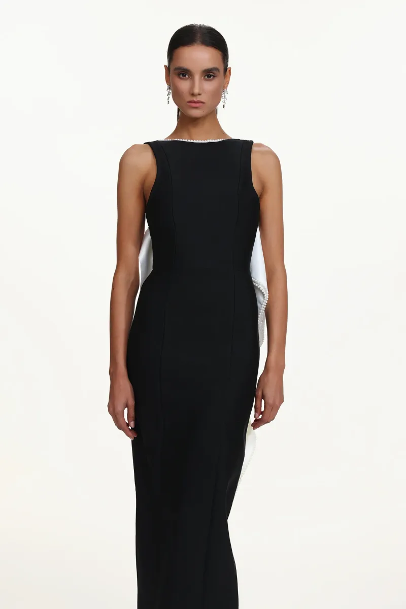 Vestido Maxi Sakude com Aplicações de Pérolas, Decote nas Costas