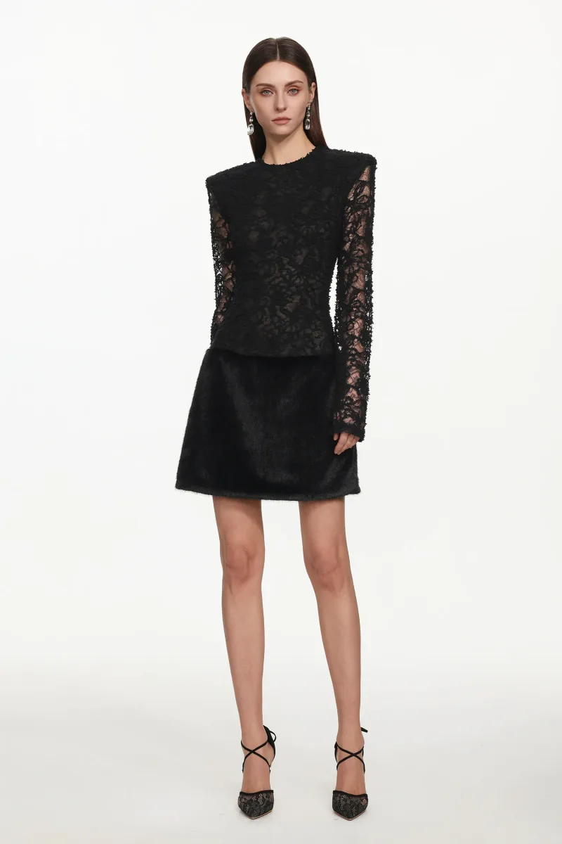 Vestido Mini Wanda em Renda com Manga Longa e Detalhe de Pelúcia Falsa