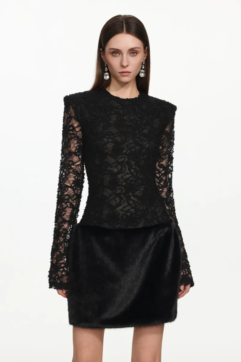 Vestido Mini Wanda em Renda com Manga Longa e Detalhe de Pelúcia Falsa