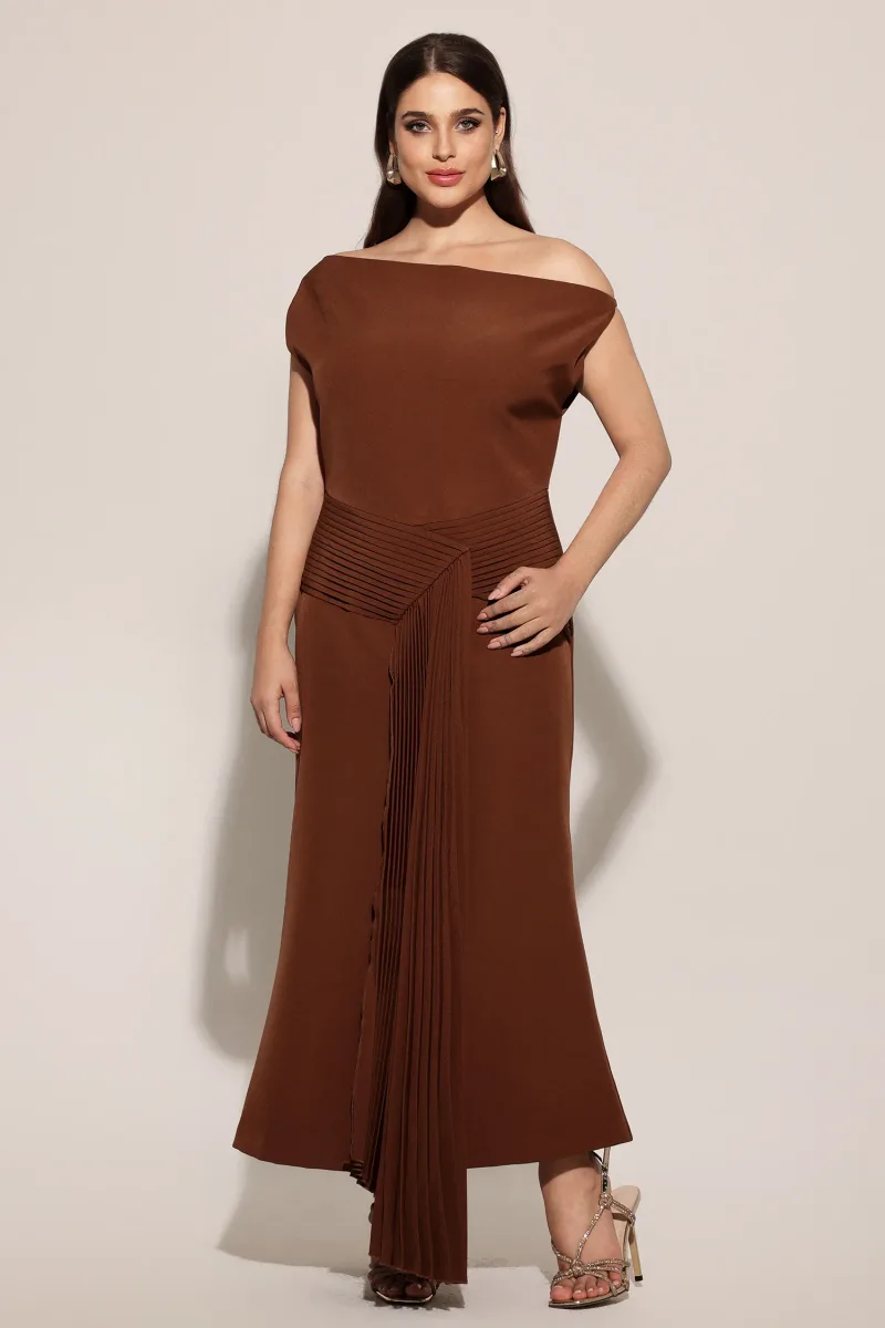 Vestido Midi Paulina Ombro Oblíquo Sem Mangas com Pregas Marrom