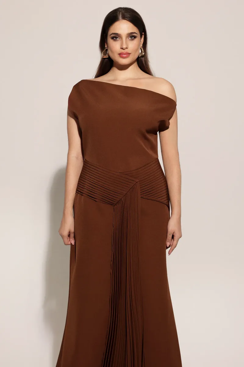 Vestido Midi Paulina Ombro Oblíquo Sem Mangas com Pregas Marrom