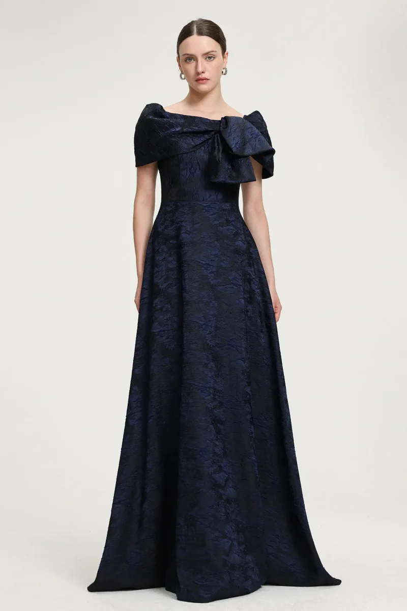 Vestido Maxi em Jacquard com Detalhe de Laço e Ombros à Mostra