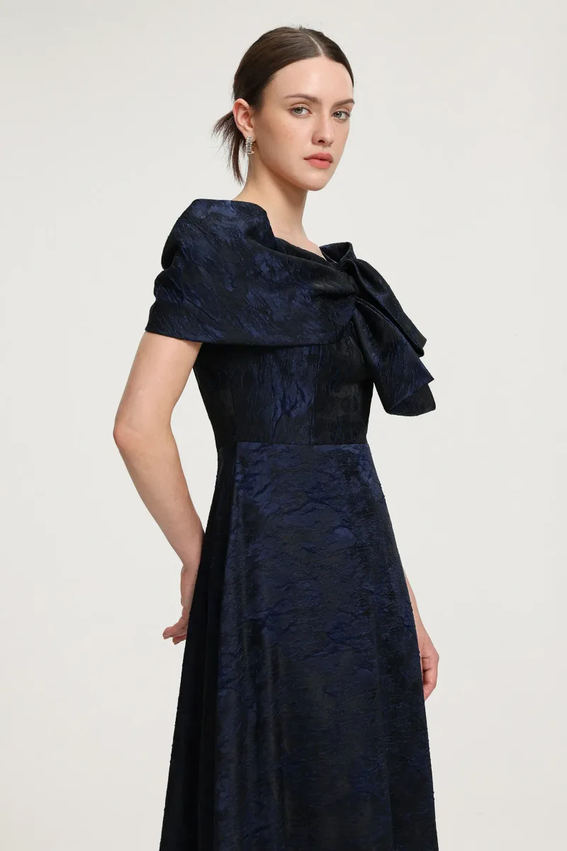 Vestido Maxi em Jacquard com Detalhe de Laço e Ombros à Mostra