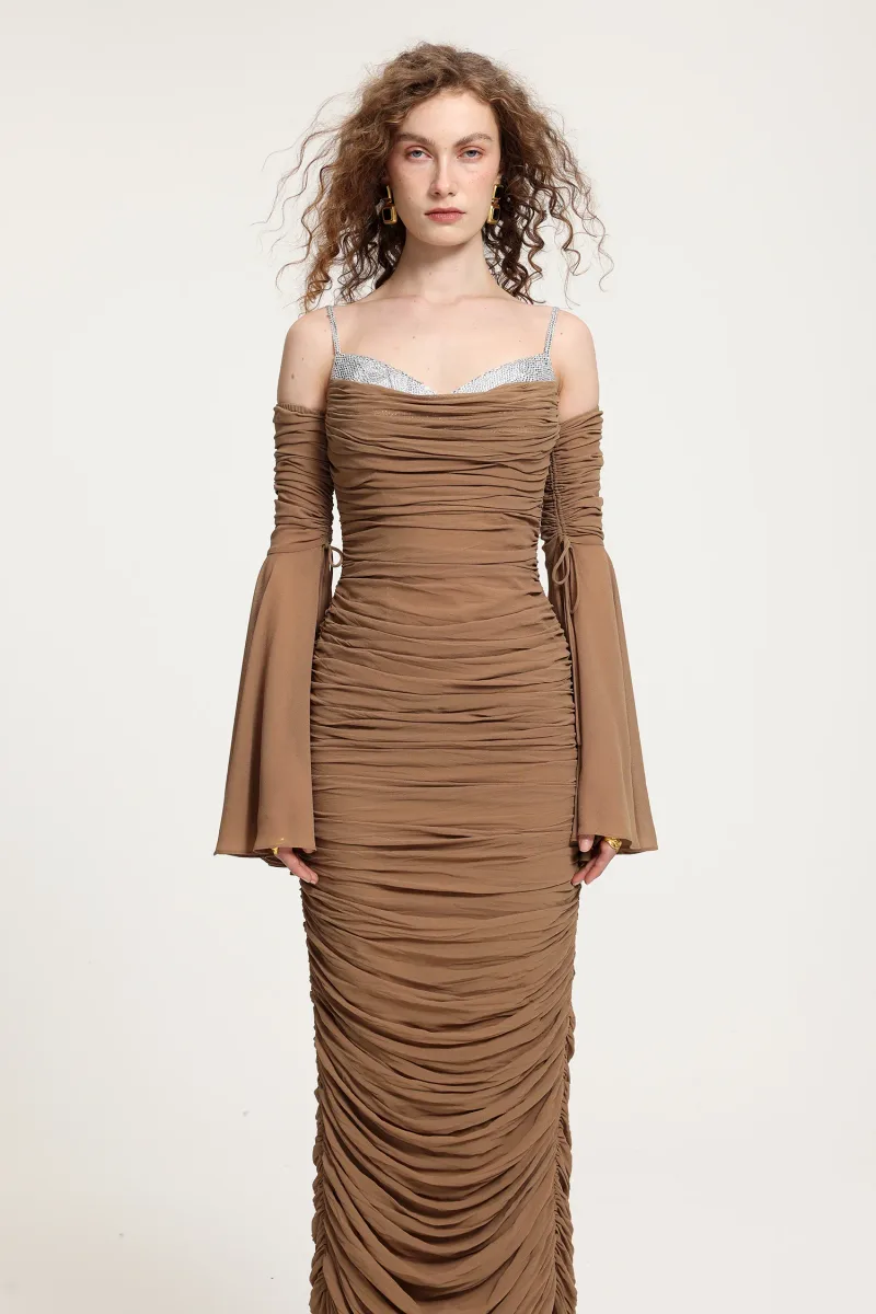 Vestido Maxi Decote Ombro a Ombro com Mangas Sino e Franzidos