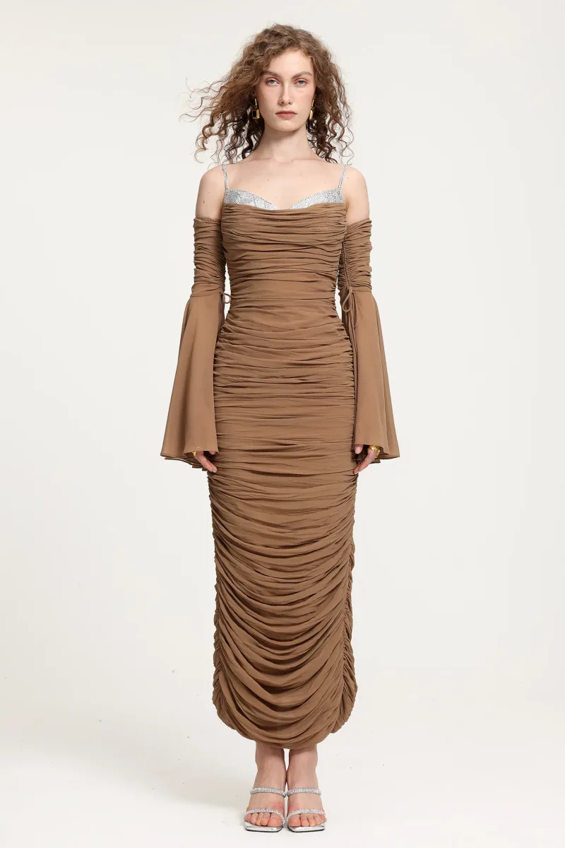 Vestido Maxi Decote Ombro a Ombro com Mangas Sino e Franzidos