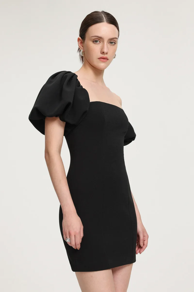 Vestido Mini em Crepe com Mangas Bufantes Assimétricas