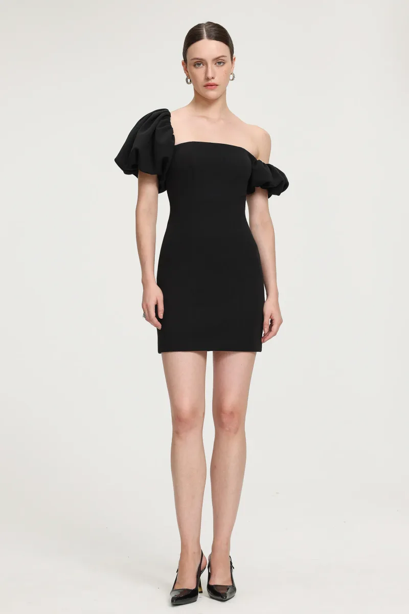 Vestido Mini em Crepe com Mangas Bufantes Assimétricas