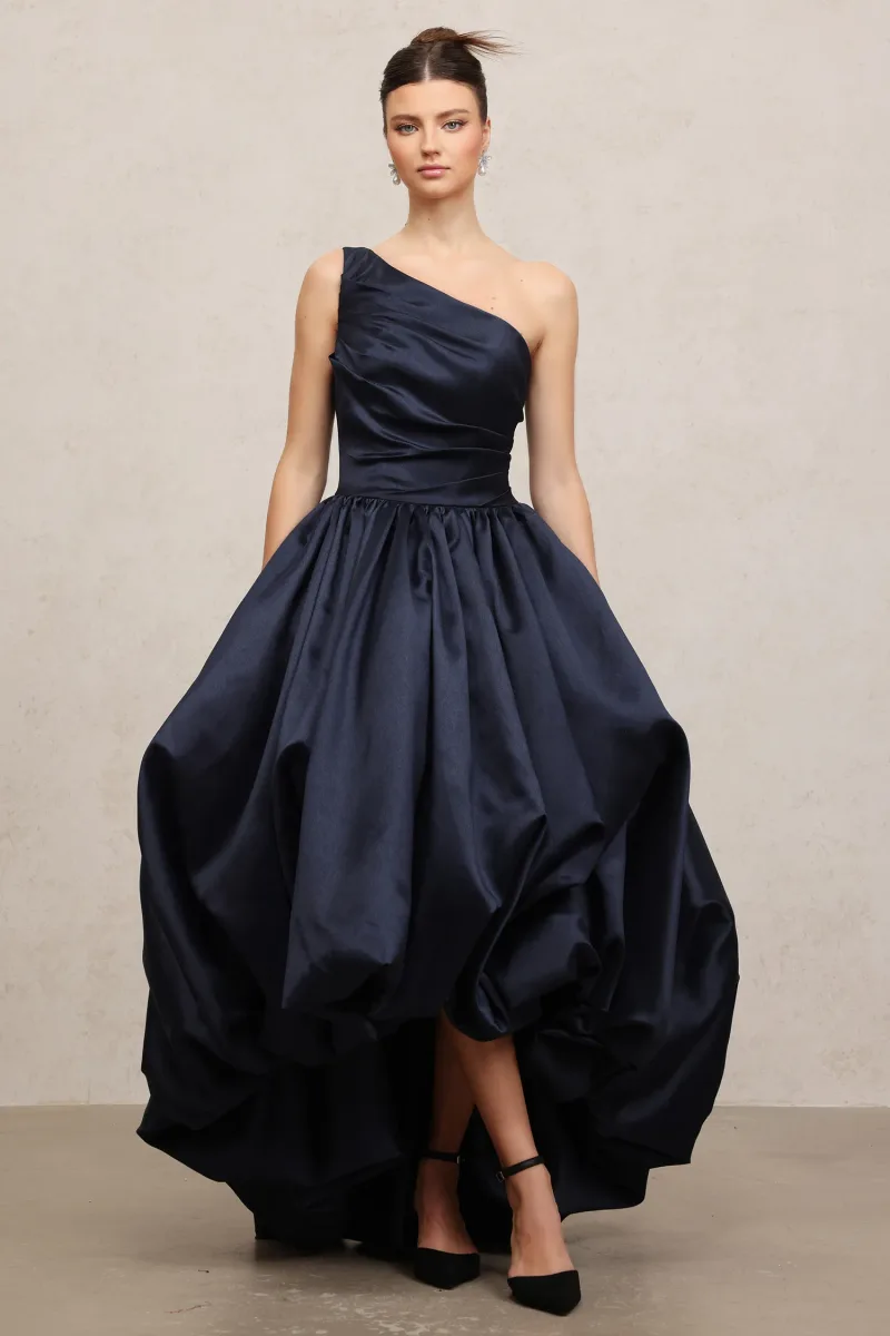 Vestido Longo Assimétrico em Cetim