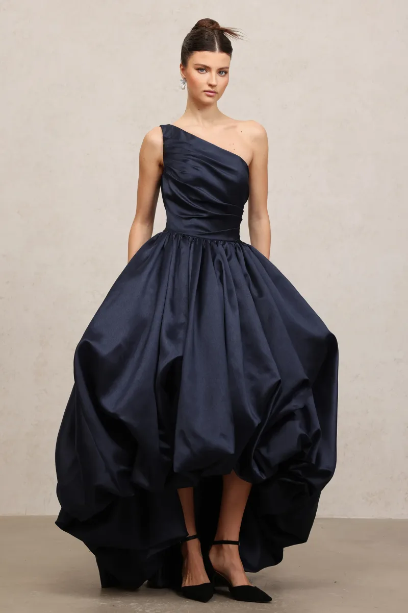 Vestido Longo Assimétrico em Cetim
