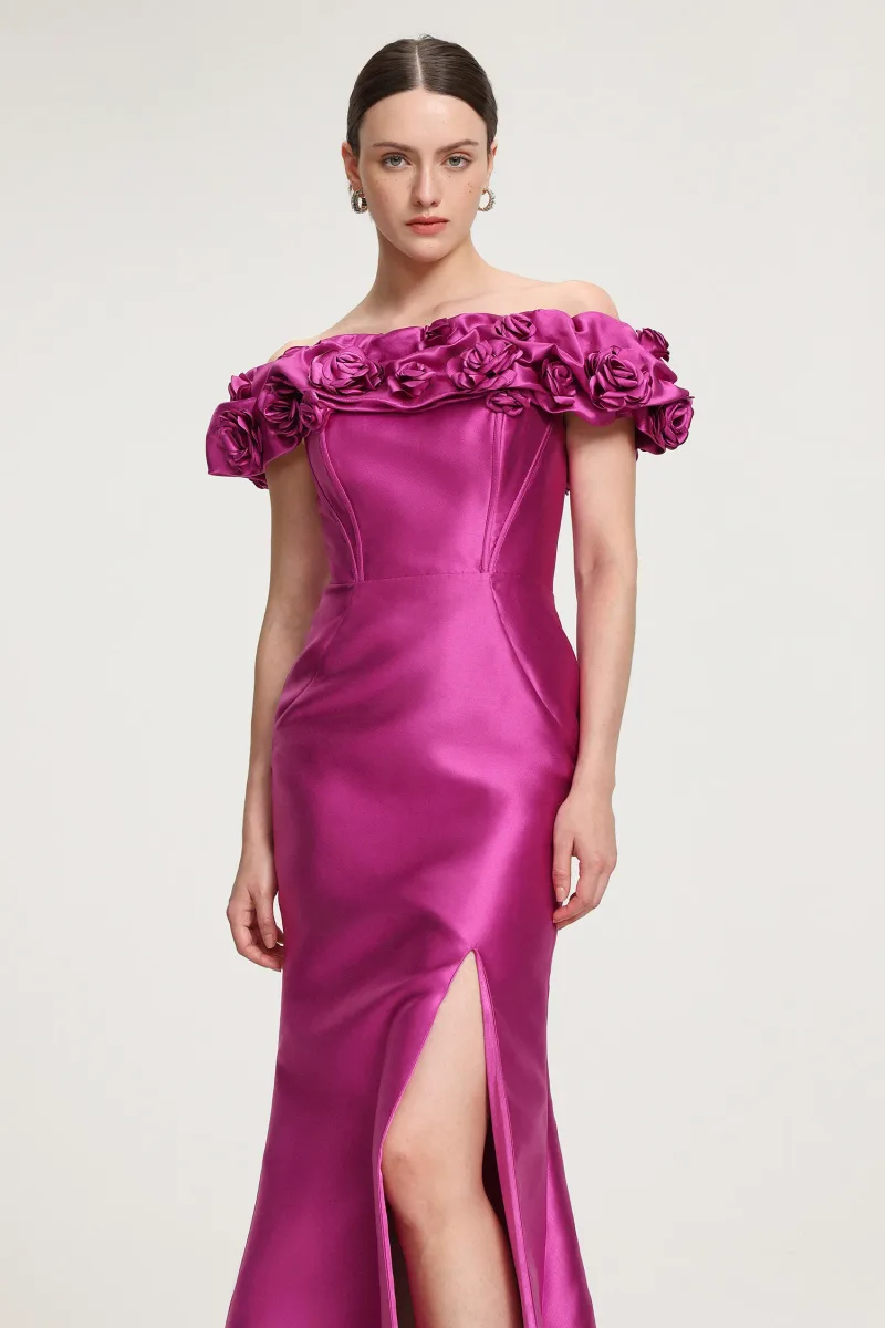 Vestido Maxi Sereia com Rosas em Relevo - Ombro a Ombro