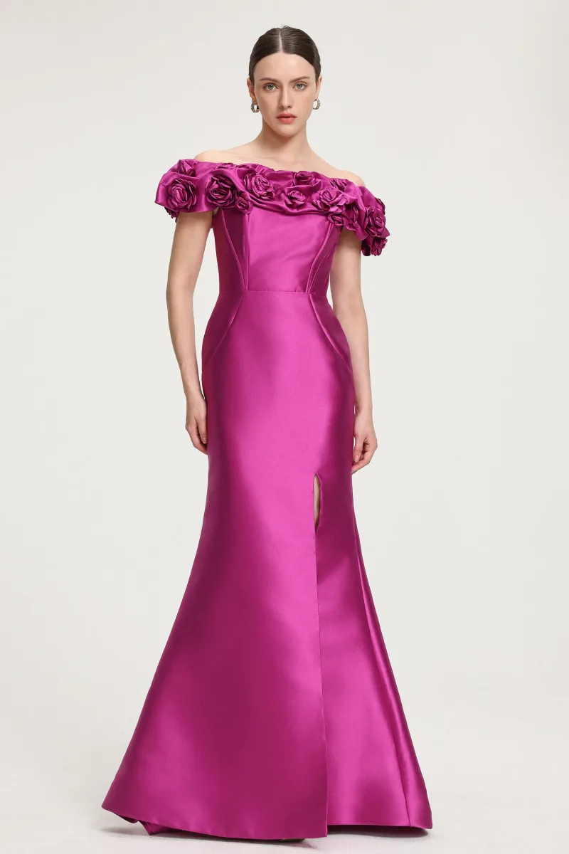 Vestido Maxi Sereia com Rosas em Relevo - Ombro a Ombro