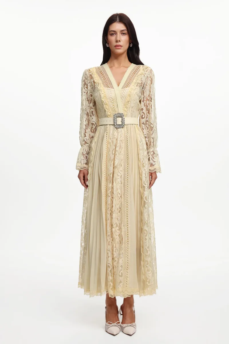 Vestido Maxi Lola Resort em Renda com Recortes e Manga Comprida