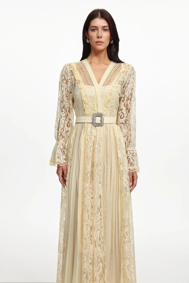 Vestido Maxi Lola Resort em Renda com Recortes e Manga Comprida