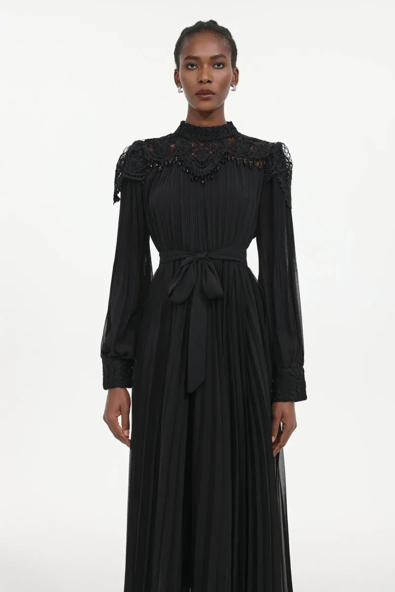 Vestido Maxi Larry Resort em Renda com Pregas