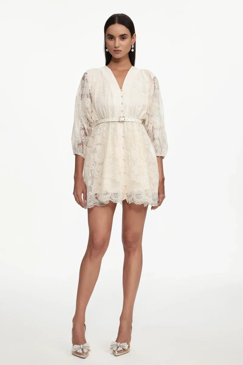Vestido Mini Taye Resort com Mangas Longas, Cinto e Renda