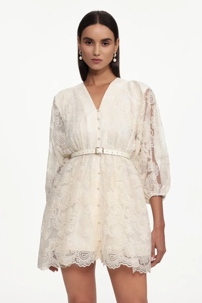 Vestido Mini Taye Resort com Mangas Longas, Cinto e Renda