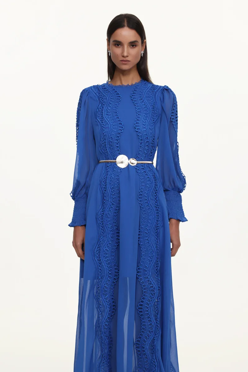 Vestido Longo Pola Resort em Renda Floral, Azul, Manga Longa e Gola Redonda