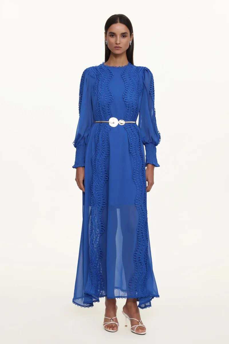 Vestido Longo Pola Resort em Renda Floral, Azul, Manga Longa e Gola Redonda