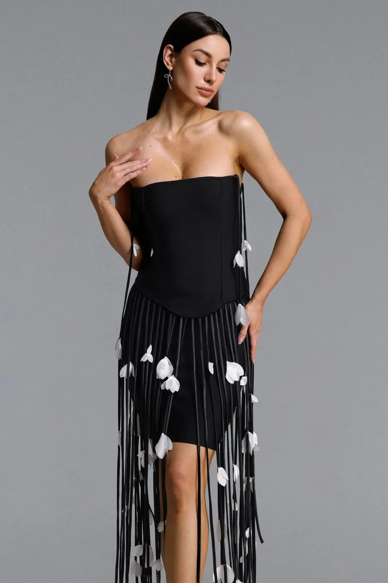 Vestido Mini Mikin com Decote Sem Alças e Franja de Folhas
