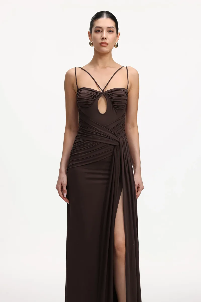 Vestido Ruthie – Tricô Maxi com Recortes e Franzido Elegante
