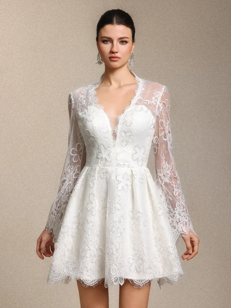 Vestido Mini Irare em Renda Branca com Decote V e Manga Longa