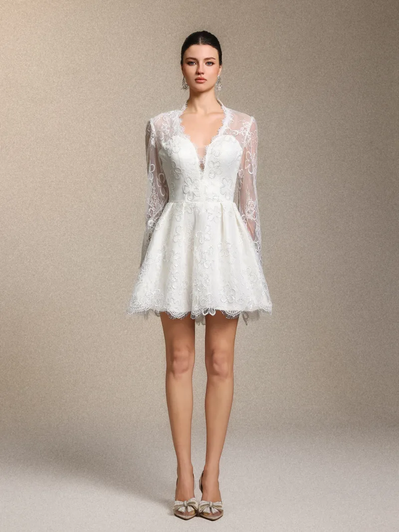 Vestido Mini Irare em Renda Branca com Decote V e Manga Longa