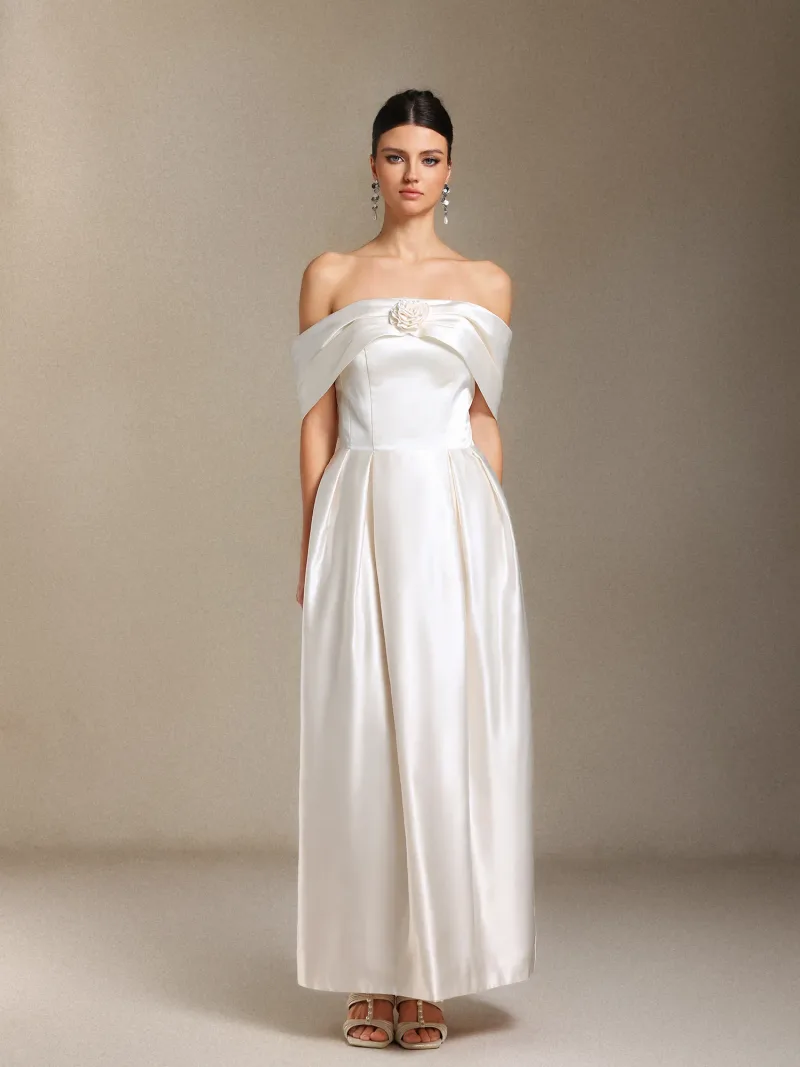 Vestido Maxi Oly Ombros à Mostra com Flores e Silhueta Reta