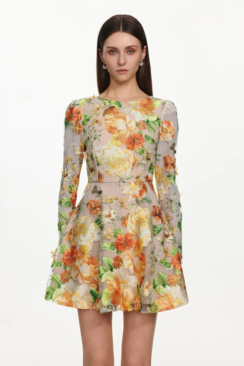 Vestido Mini Vicky com Bordado Floral e Manga Longa