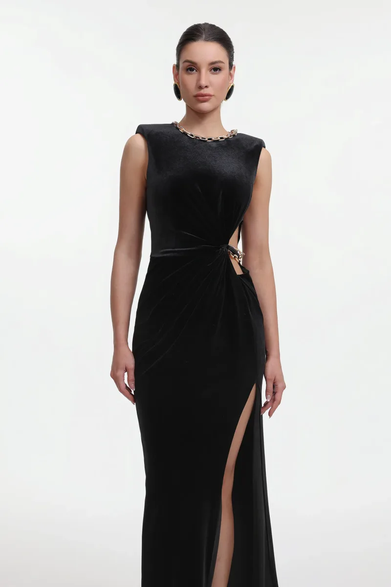 Vestido Maxi Trinvilla em Veludo com Cut-Out e Detalhe Corrente