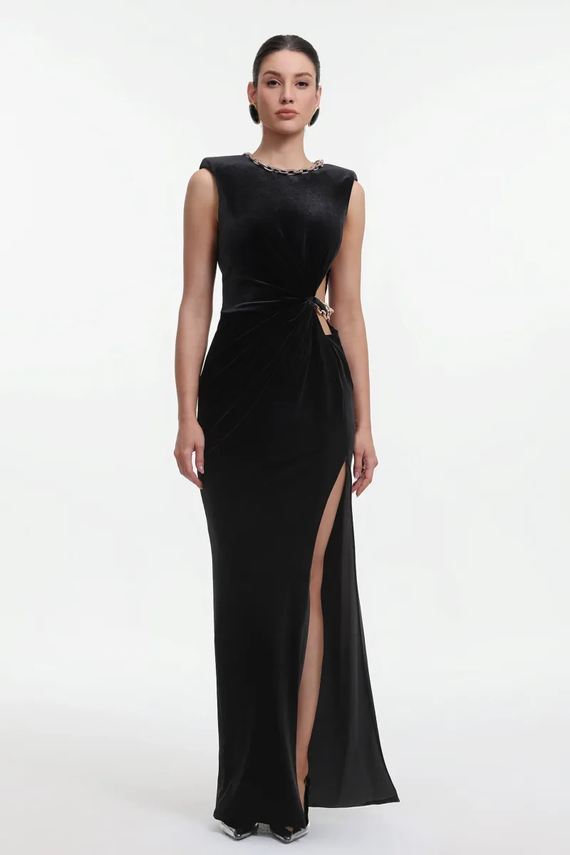Vestido Maxi Trinvilla em Veludo com Cut-Out e Detalhe Corrente
